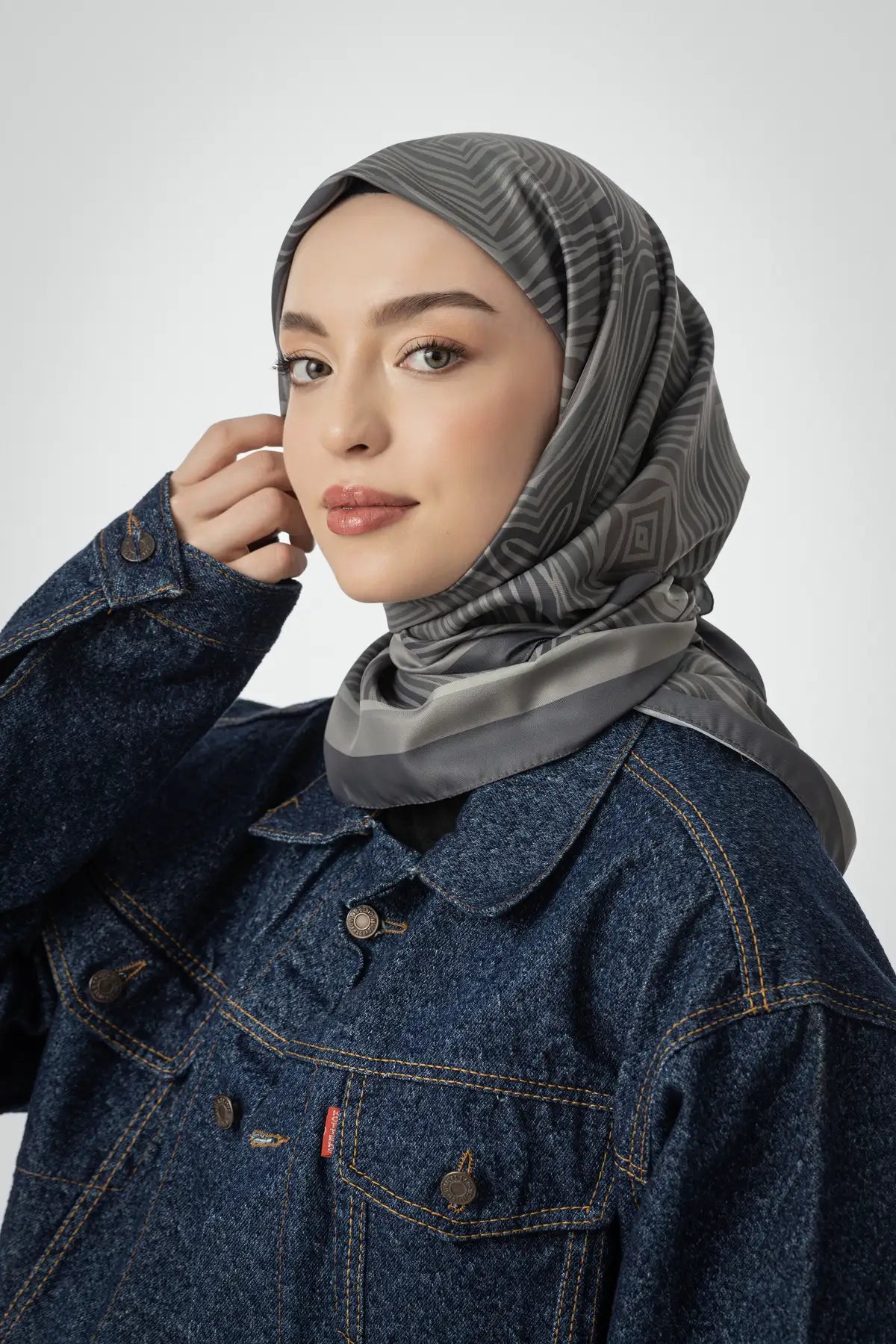 Desenli Twill Eşarp Carleen - Duman