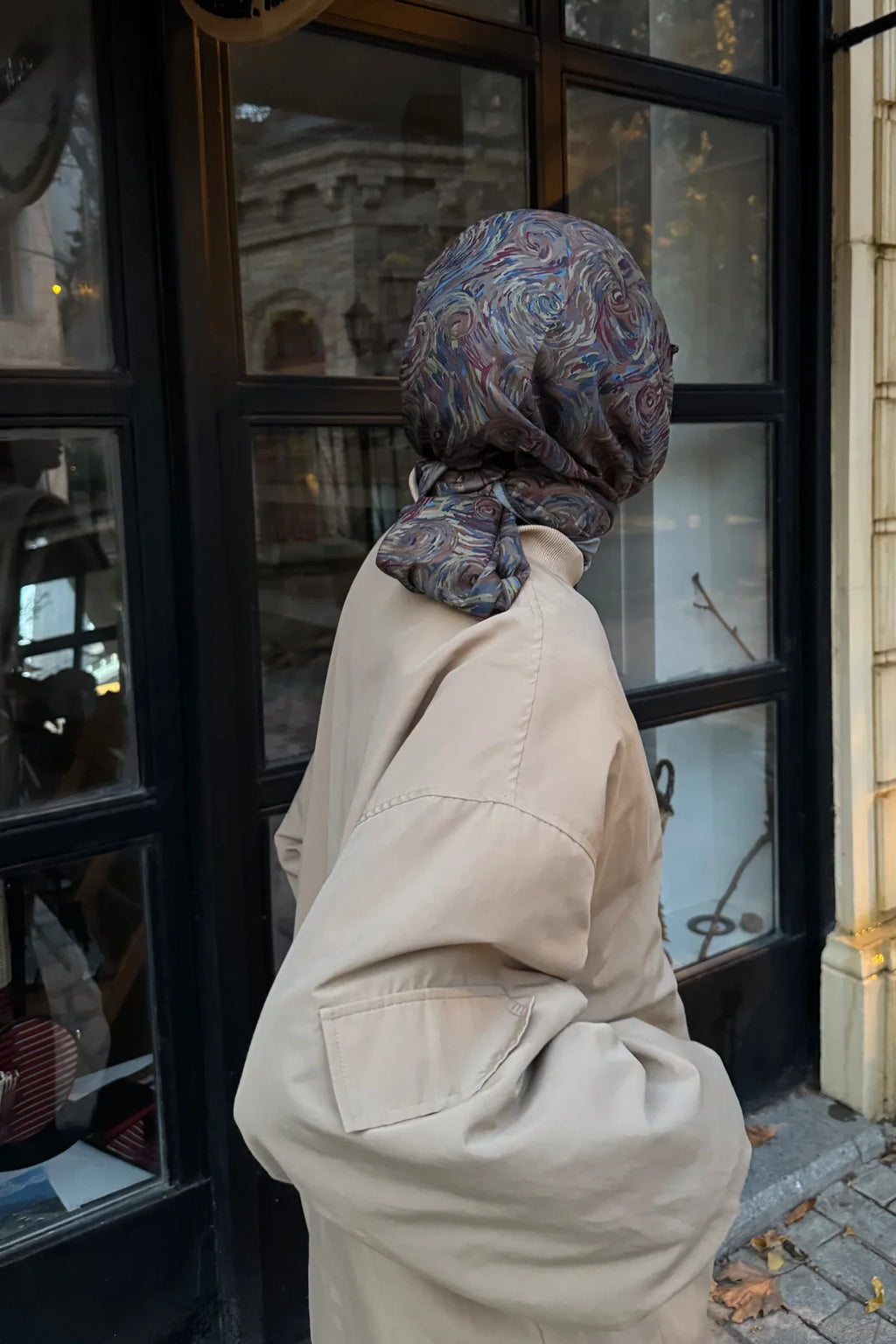 Vera Desenli Nefti Yeşil Şal, tam boy dış mekan ön görünüm – Kardan Mist