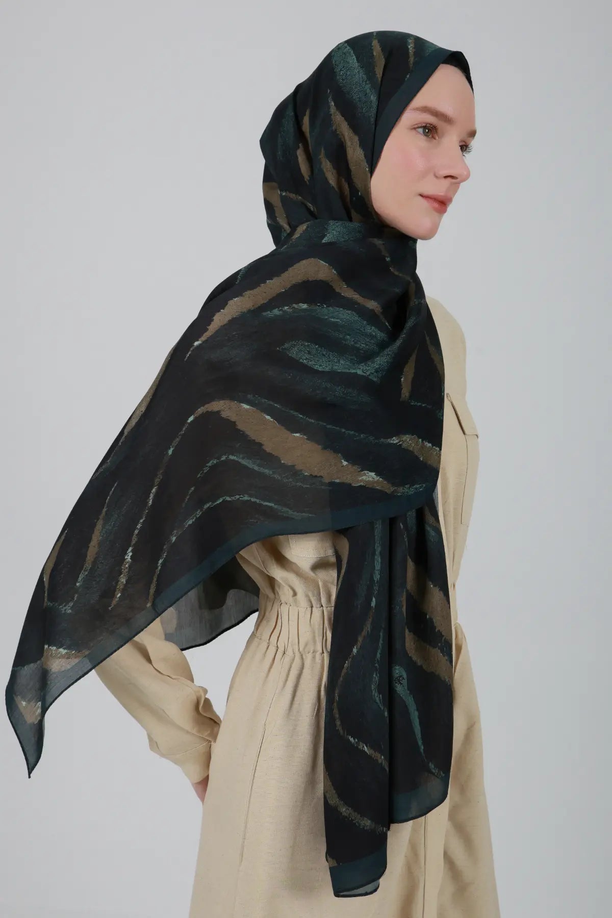 Dalga Desenli Lacivert Şal, tam boy yan profil şal tam açılımı – Kardan The Morning Edit