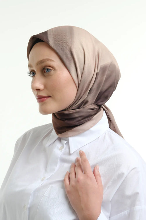 Degrade Desenli Vizon Bej Eşarp, yarım boy sol 3/4 ön el göğüste – Kardan Urban Edit