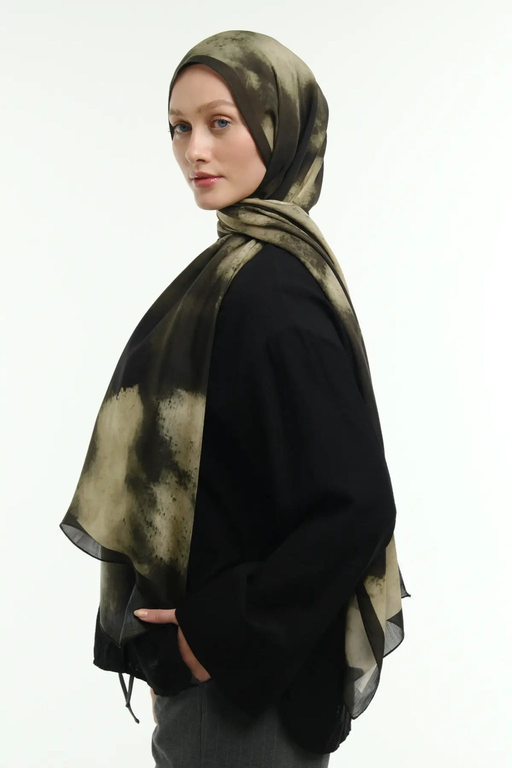 Moire Desenli Haki Şal, tam boy yan-ön geniş çekim – Kardan The Morning Edit