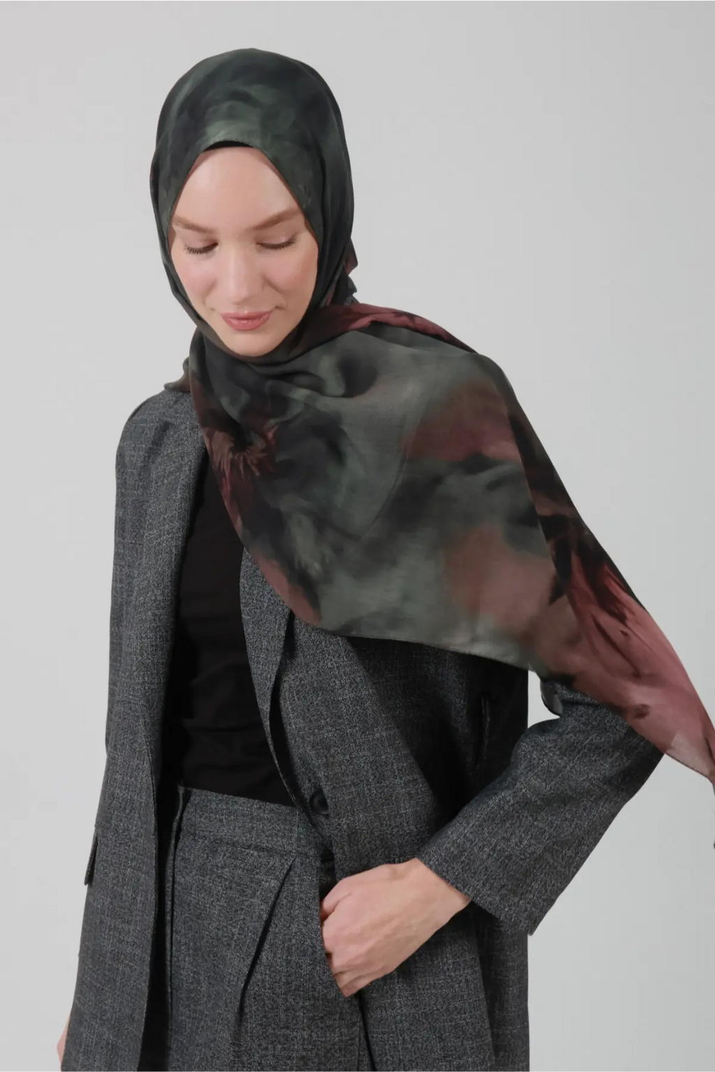 Kozmos Desenli Yeşil Bordo Şal, ön görünüm blazer kombinli – Kardan The Morning Edit