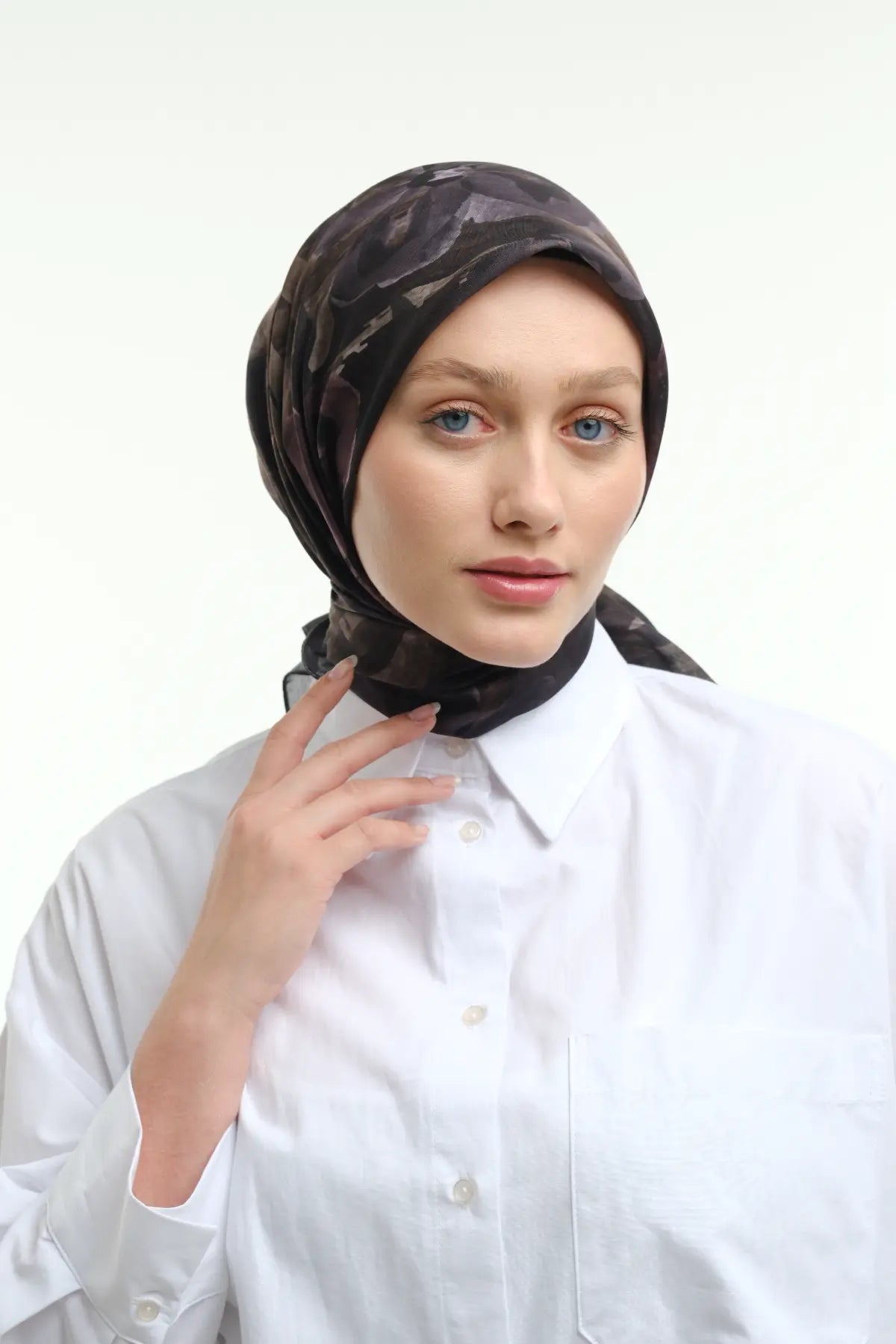 Laura Desenli Antrasit Mürdüm Eşarp, ön yakın çekim el eşarba dokunuyor stüdyo – Kardan Urban Edit