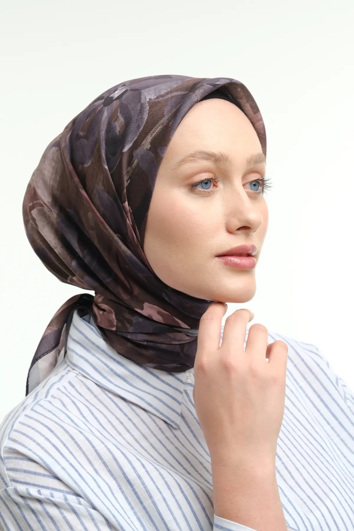 Laura Desenli Pudra Vizon Eşarp, sağ 3/4 yakın çekim el çenede stüdyo – Kardan Urban Edit