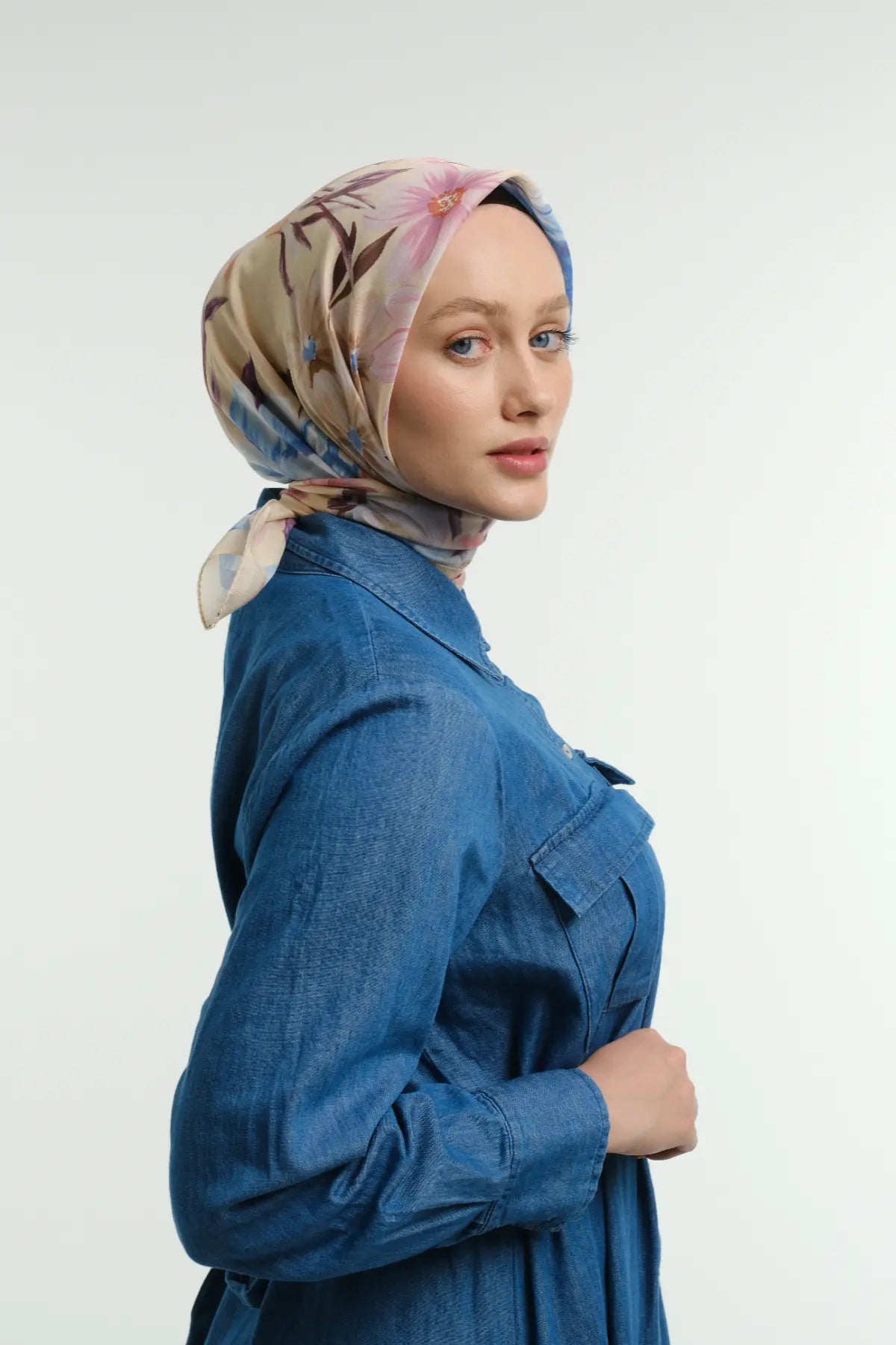 Lavin Desenli Kum Pudra Eşarp, sağ 3/4 tam boy çekim stüdyo denim elbise kollar çapraz – Kardan Urban Edit
