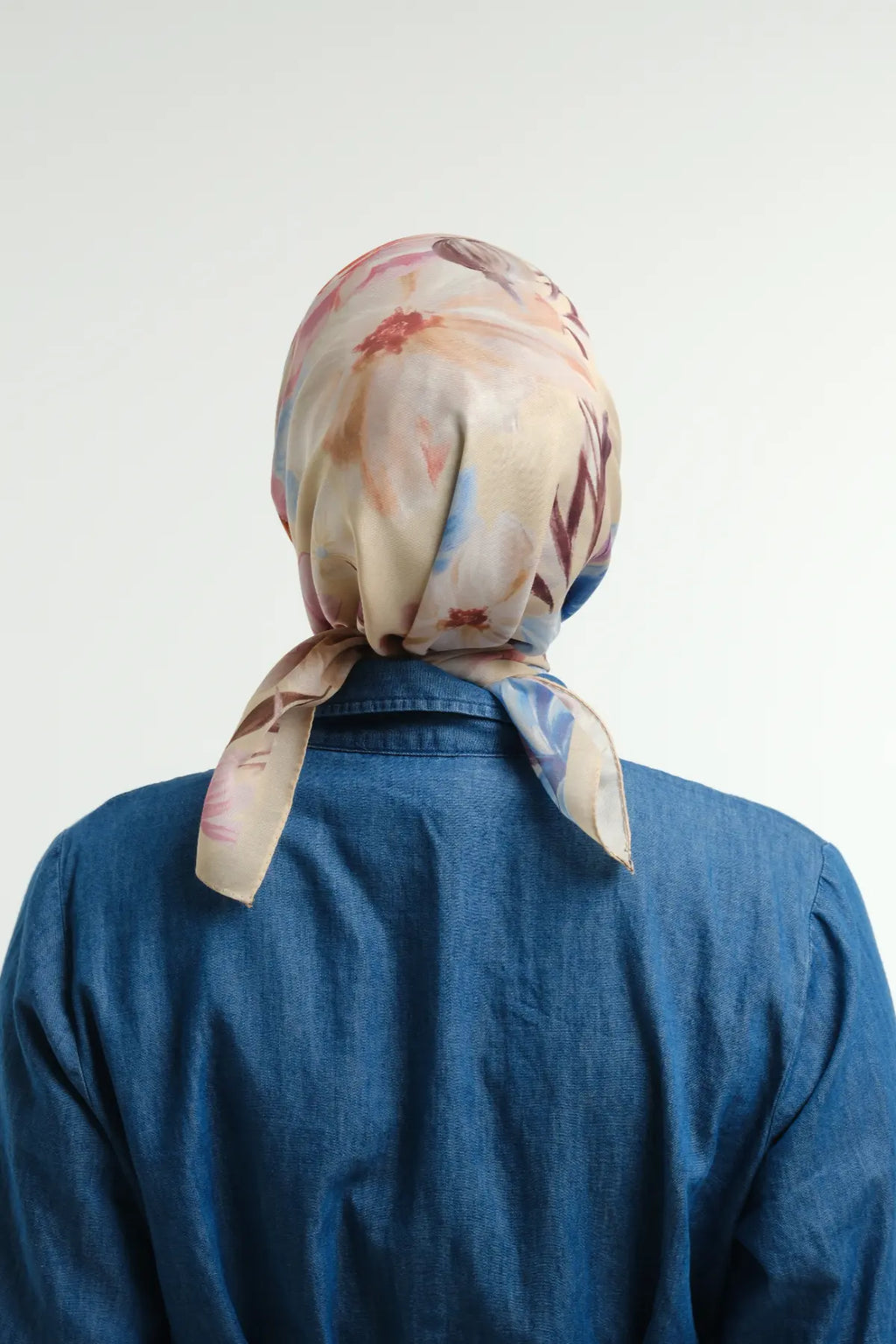 Lavin Desenli Kum Pudra Eşarp, arka tam boy çekim stüdyo denim elbise – Kardan Urban Edit