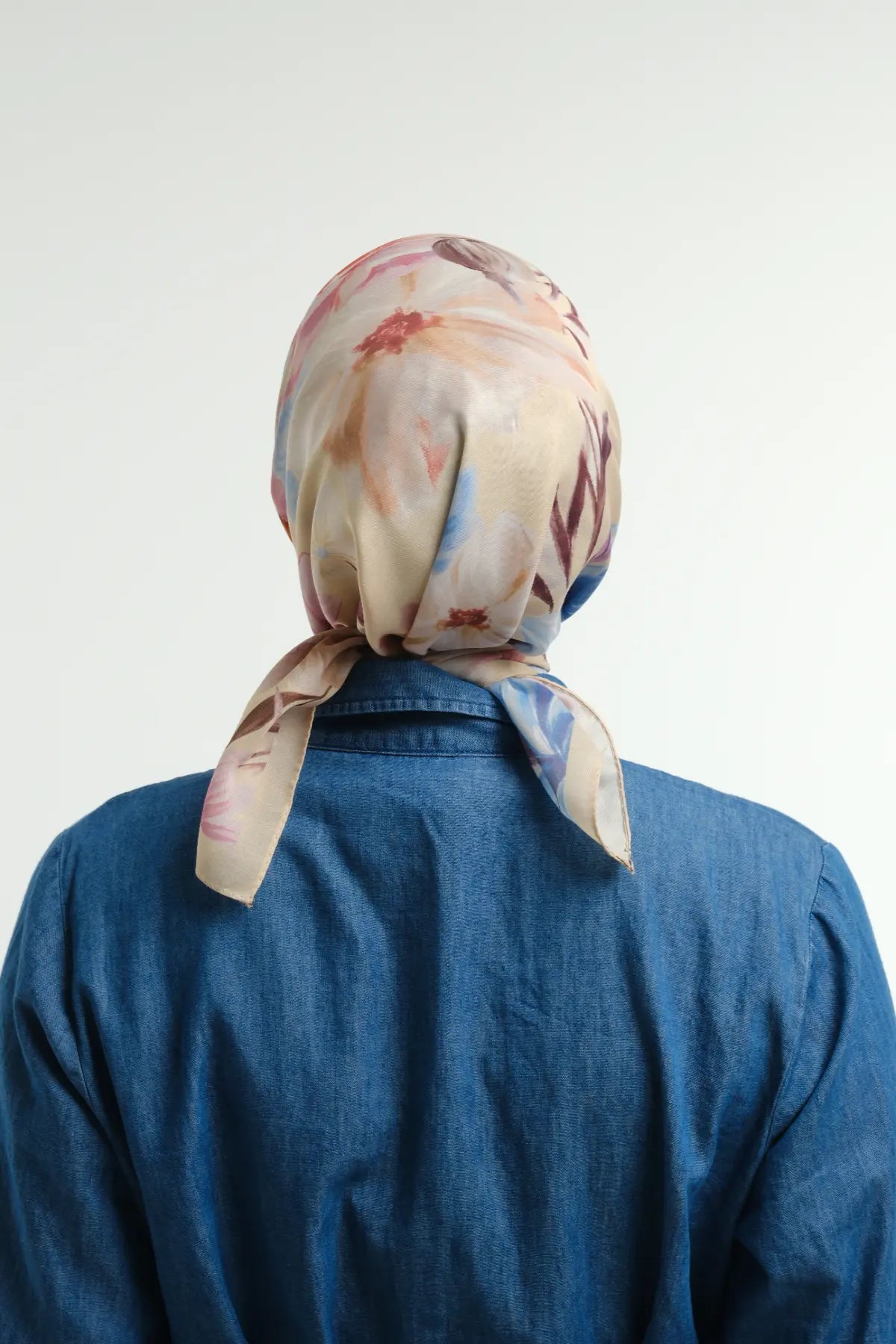 Lavin Desenli Kum Pudra Eşarp, arka tam boy çekim stüdyo denim elbise – Kardan Urban Edit