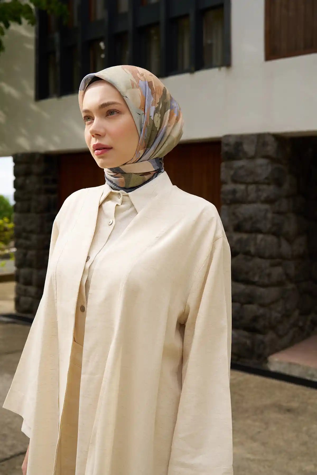 Mila Desenli Mavi Yeşil Eşarp, ön 3/4 tam boy dış mekan – Kardan Urban Edit
