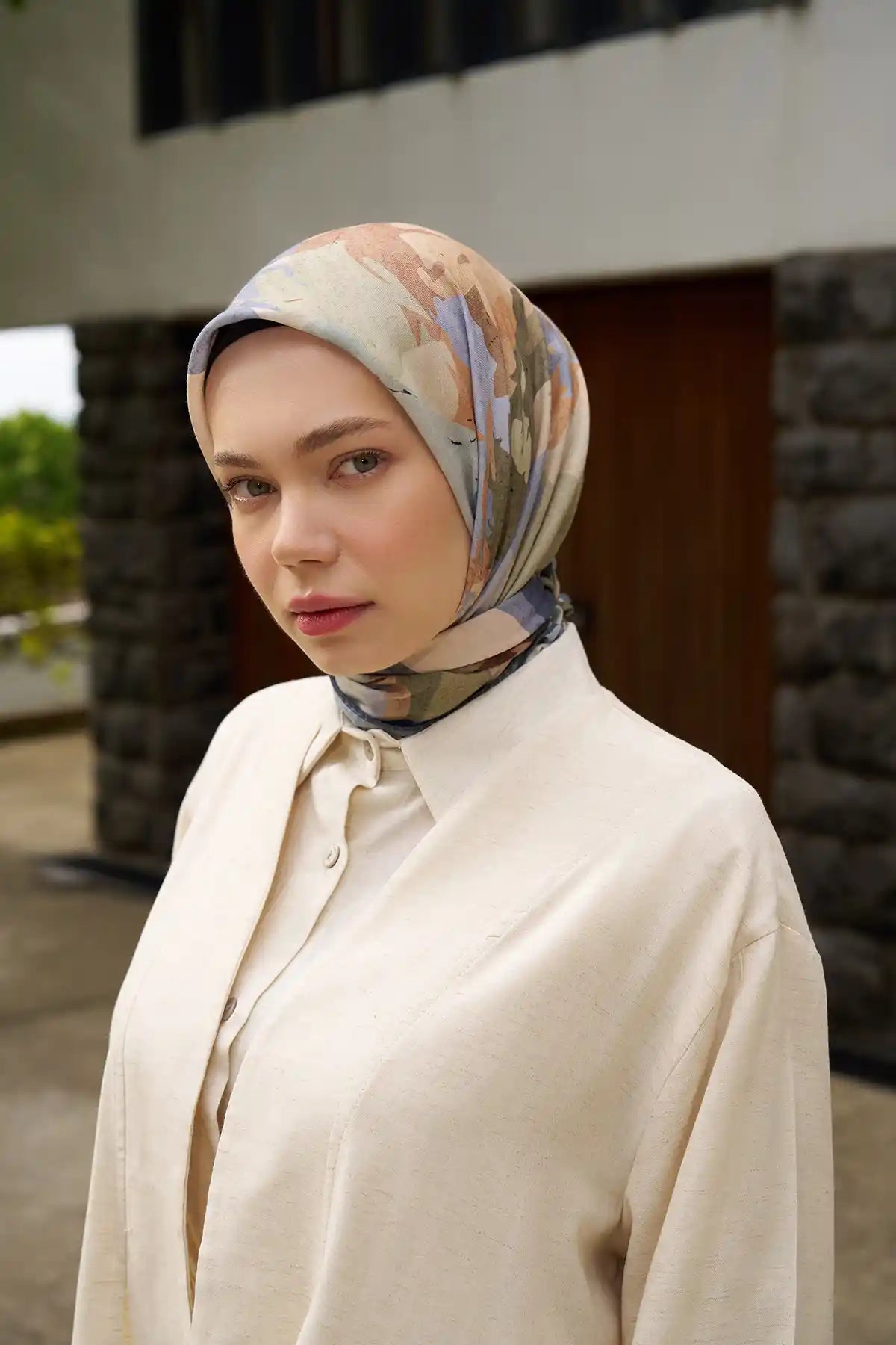 Mila Desenli Mavi Yeşil Eşarp, ön yakın çekim dış mekan – Kardan Urban Edit