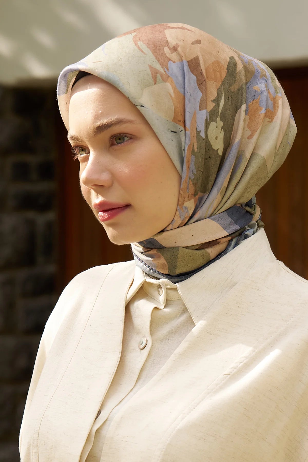 Mila Desenli Mavi Yeşil Eşarp, profil yakın çekim dış mekan – Kardan Urban Edit