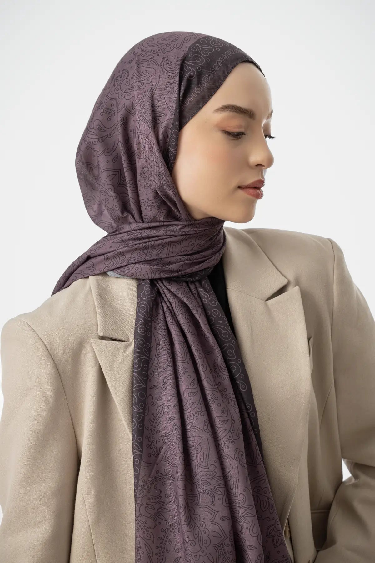 Rosa Desenli Taflan Şal, tam boy dış mekan ön görünüm – Kardan Mist