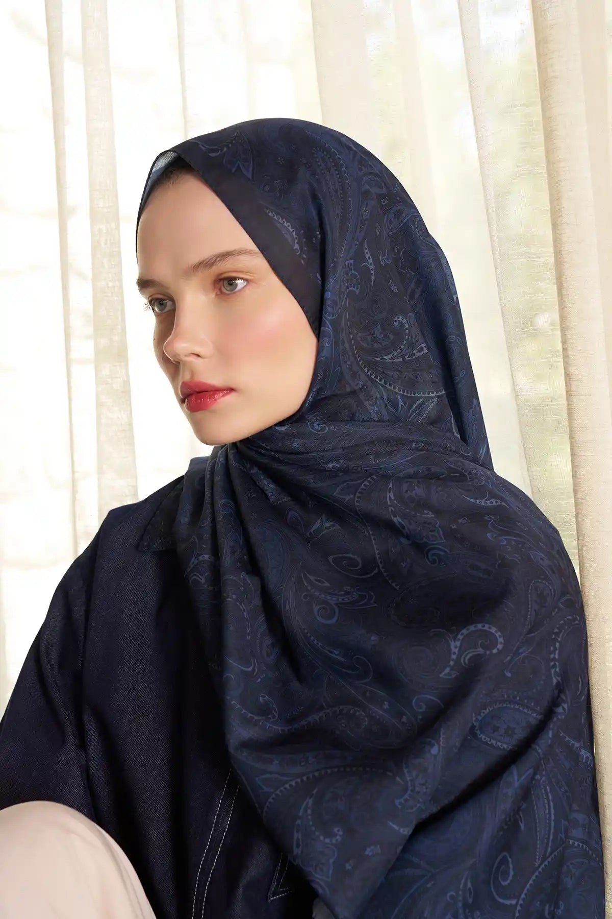 Paisley Desenli Lacivert Şal, yarım boy yan görünüm – Kardan Mist