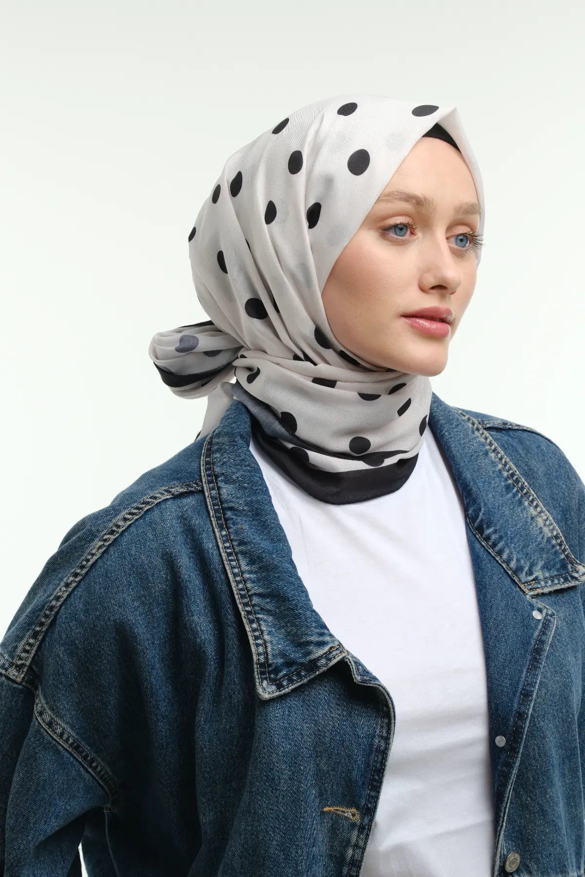 Puantiye Desenli Beyaz Şal, desen detay yakın çekim – Kardan Mist