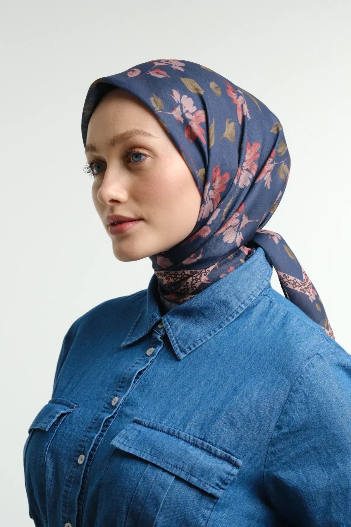 Rosel Desenli İndigo Eşarp, profil yakın çekim denim gömlek – Kardan Urban Edit