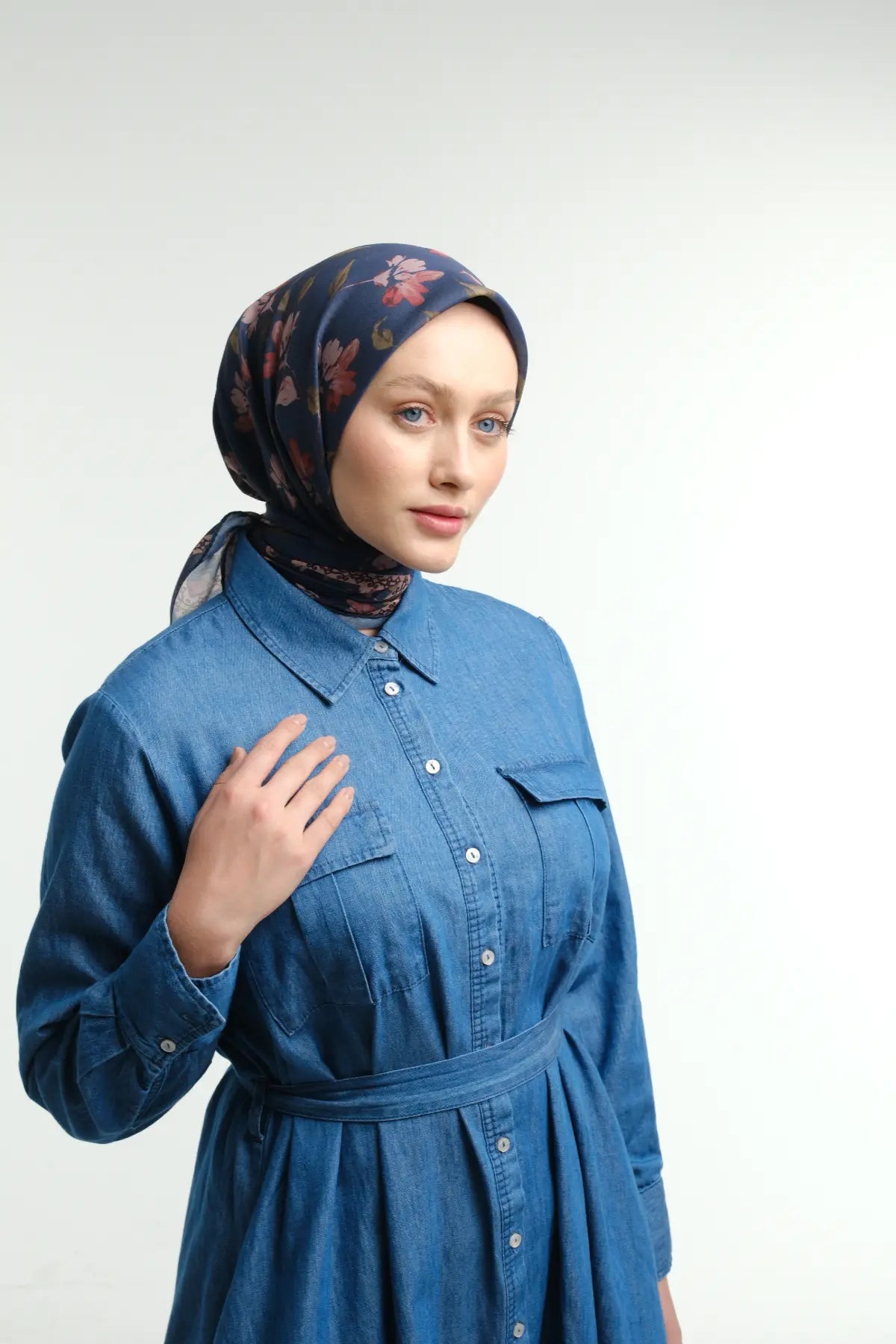 Rosel Desenli İndigo Eşarp, ön 3/4 tam boy el göğüste denim elbise – Kardan Urban Edit