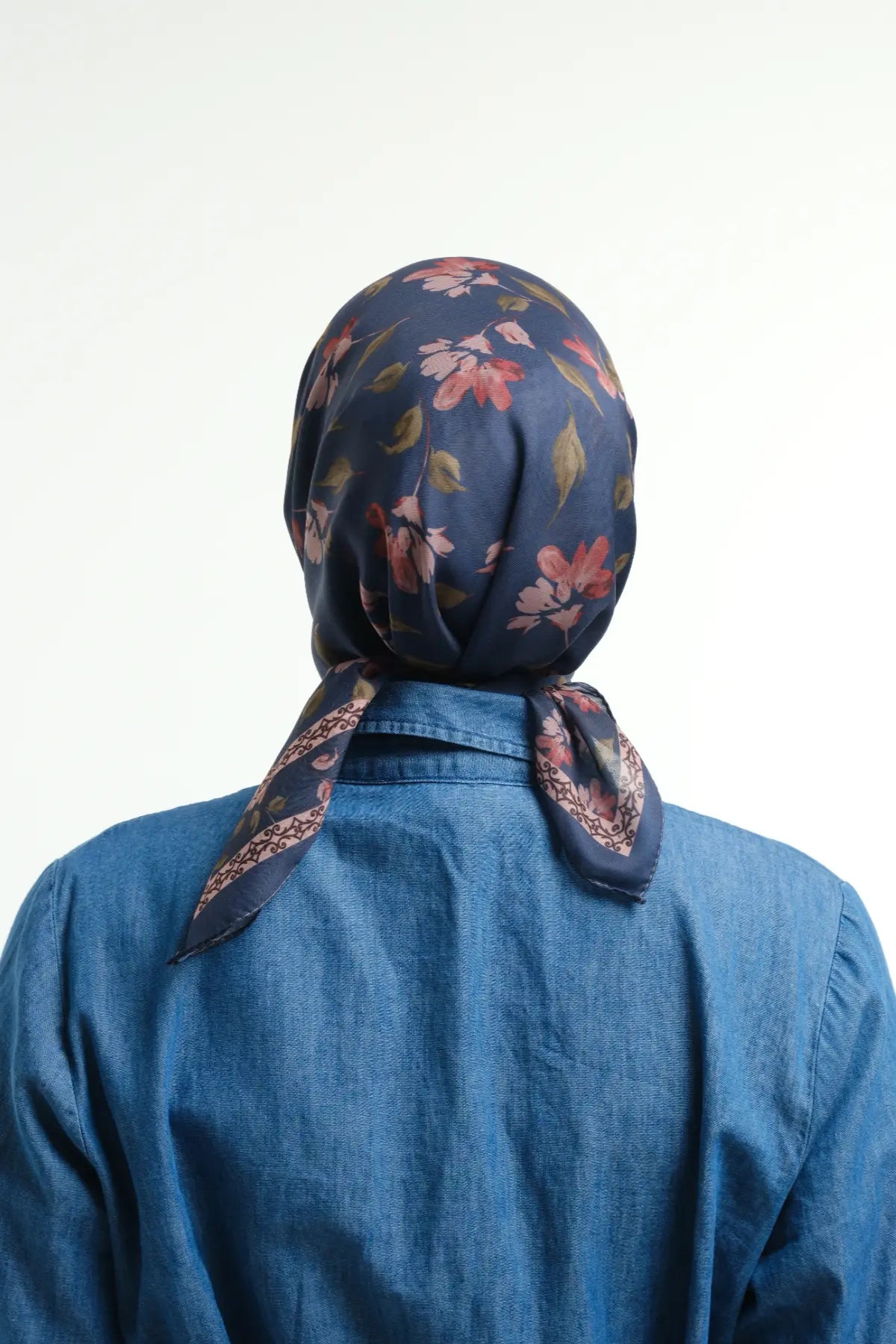 Rosel Desenli İndigo Eşarp, arka görünüm bağlama denim gömlek – Kardan Urban Edit