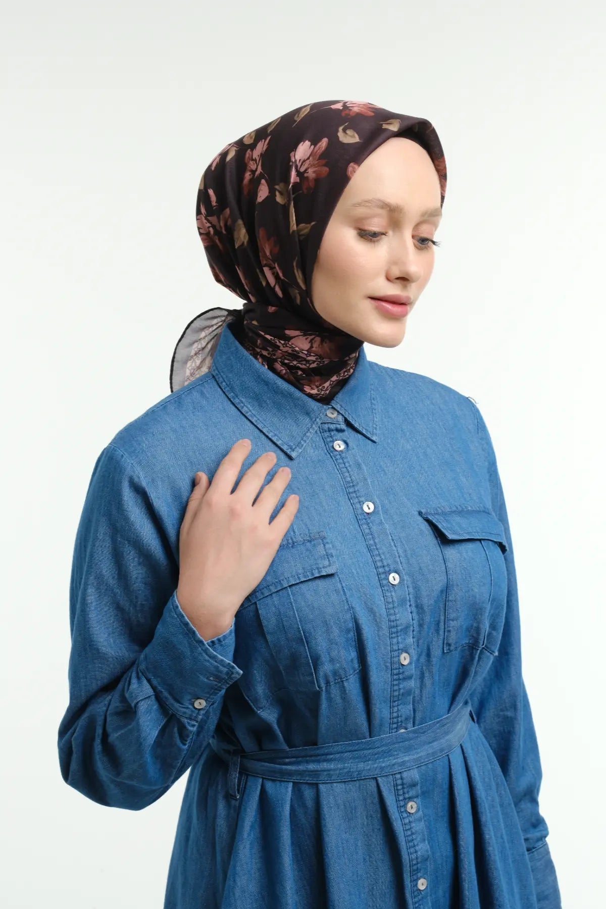 Rosel Desenli Kahve Bordo Eşarp, ön 3/4 yakın çekim el göğüste stüdyo denim elbise – Kardan Urban Edit