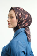 Rosel Desenli Kahve Bordo Eşarp, sol profil tam boy çekim stüdyo denim elbise – Kardan Urban Edit