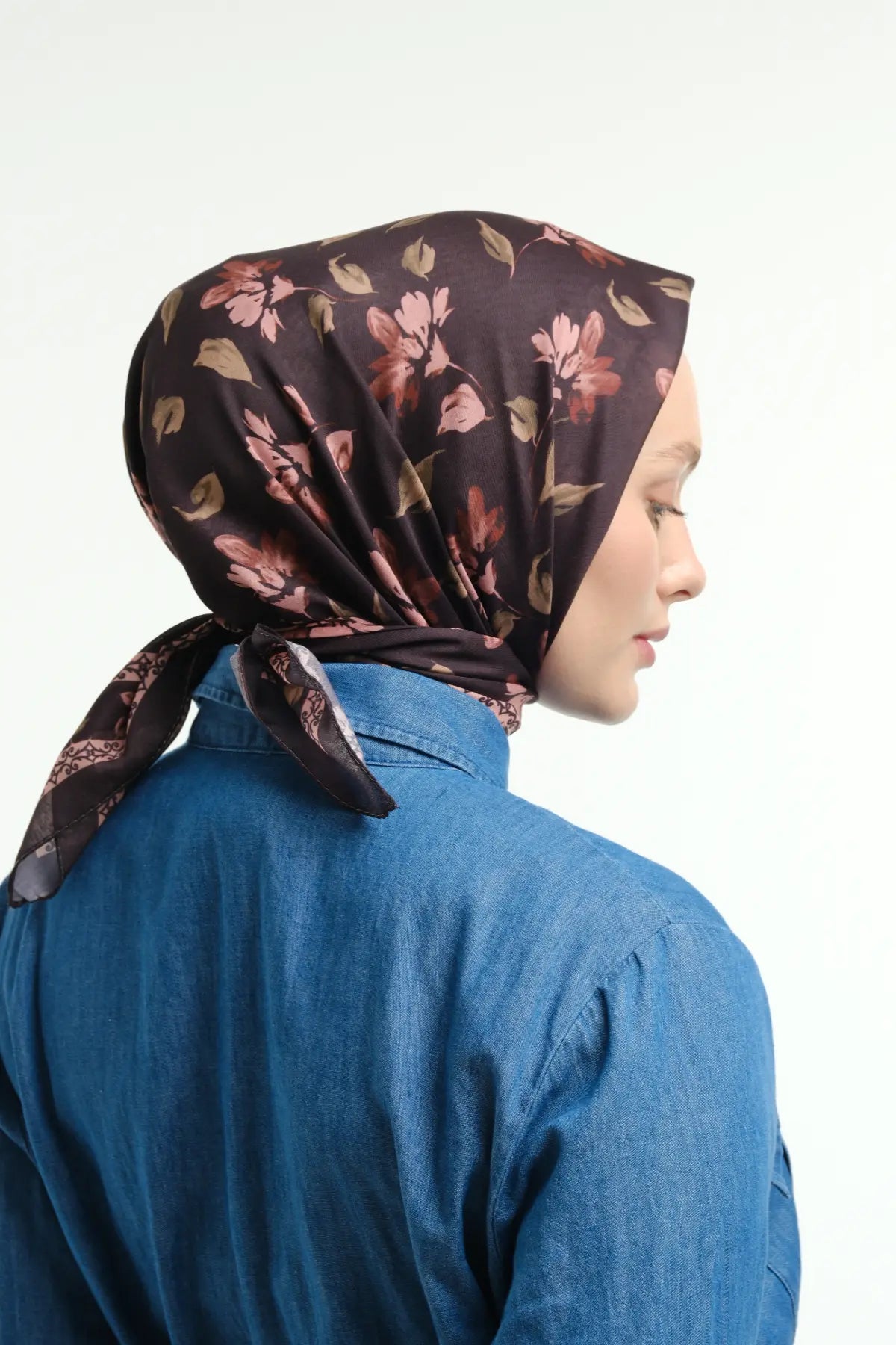Rosel Desenli Kahve Bordo Eşarp, arka tam boy çekim stüdyo denim elbise – Kardan Urban Edit