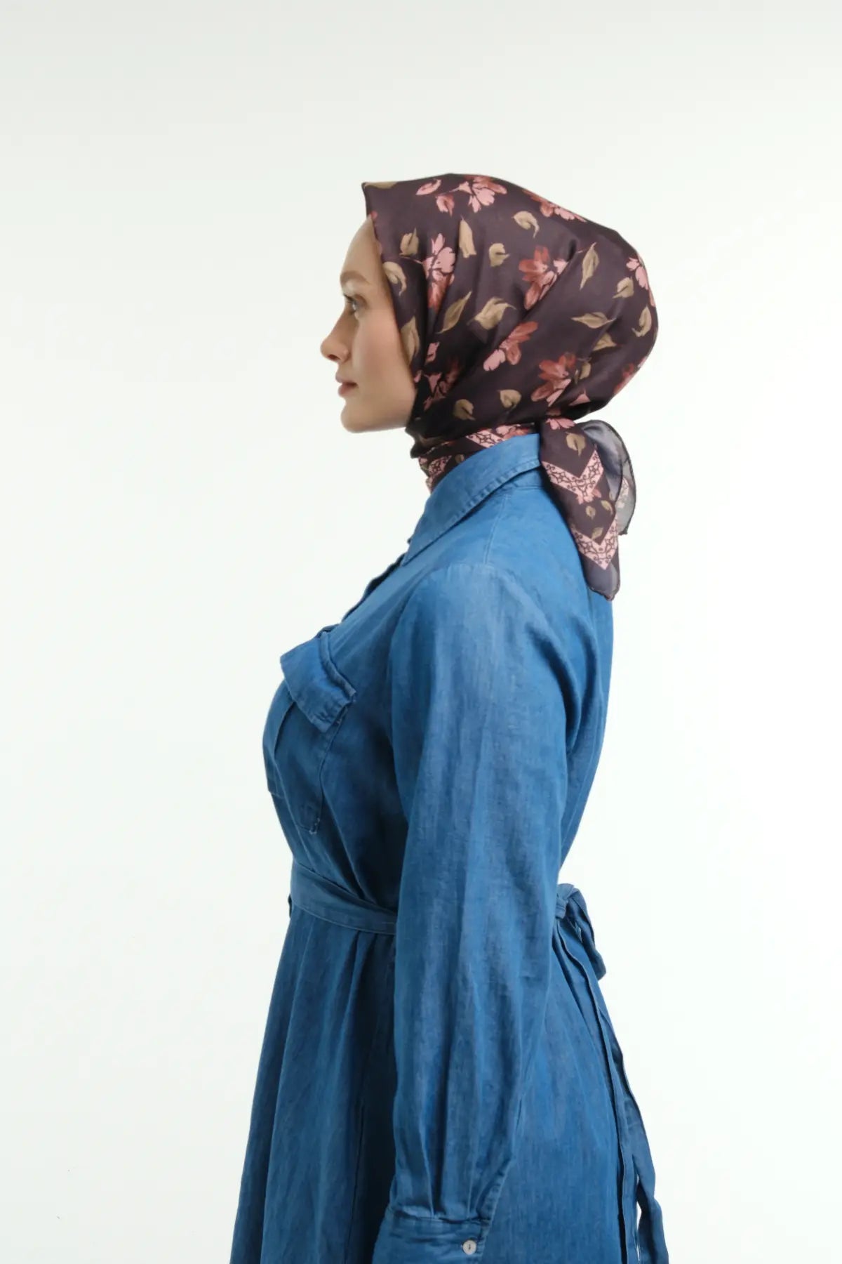 Rosel Desenli Kahve Bordo Eşarp, sol profil tam boy çekim stüdyo denim elbise arka açı – Kardan Urban Edit
