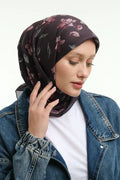 Rosel Desenli Koyu Mürdüm Eşarp, ön yakın çekim el kulağa yakın stüdyo denim ceket – Kardan Urban Edit
