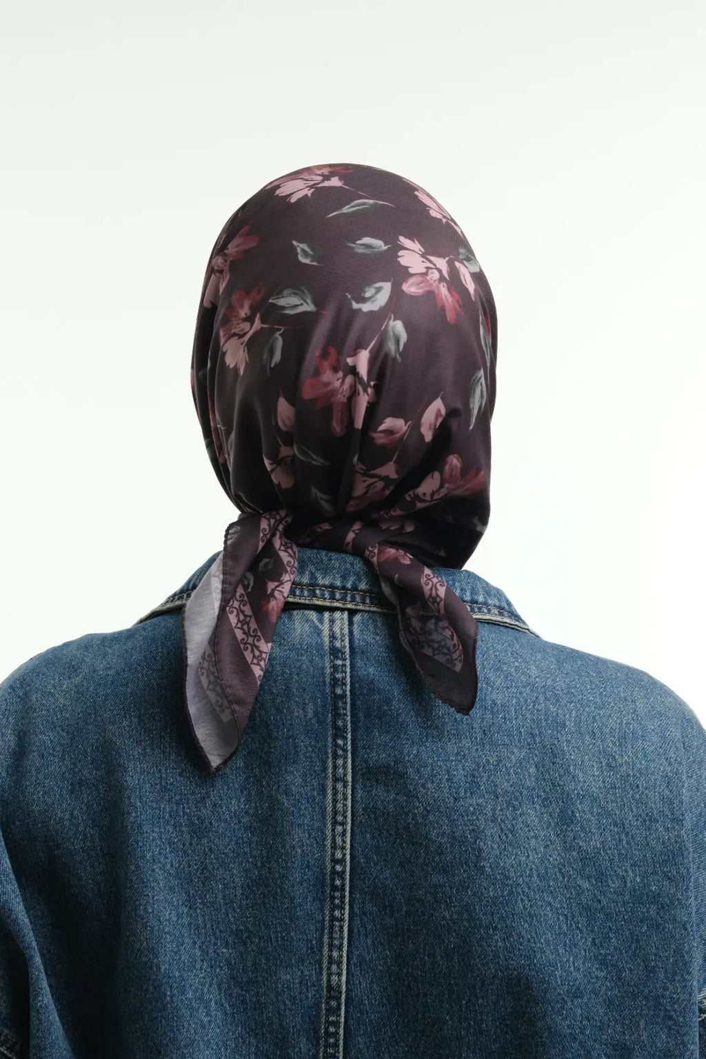 Rosel Desenli Koyu Mürdüm Eşarp, arka tam boy çekim stüdyo denim ceket – Kardan Urban Edit