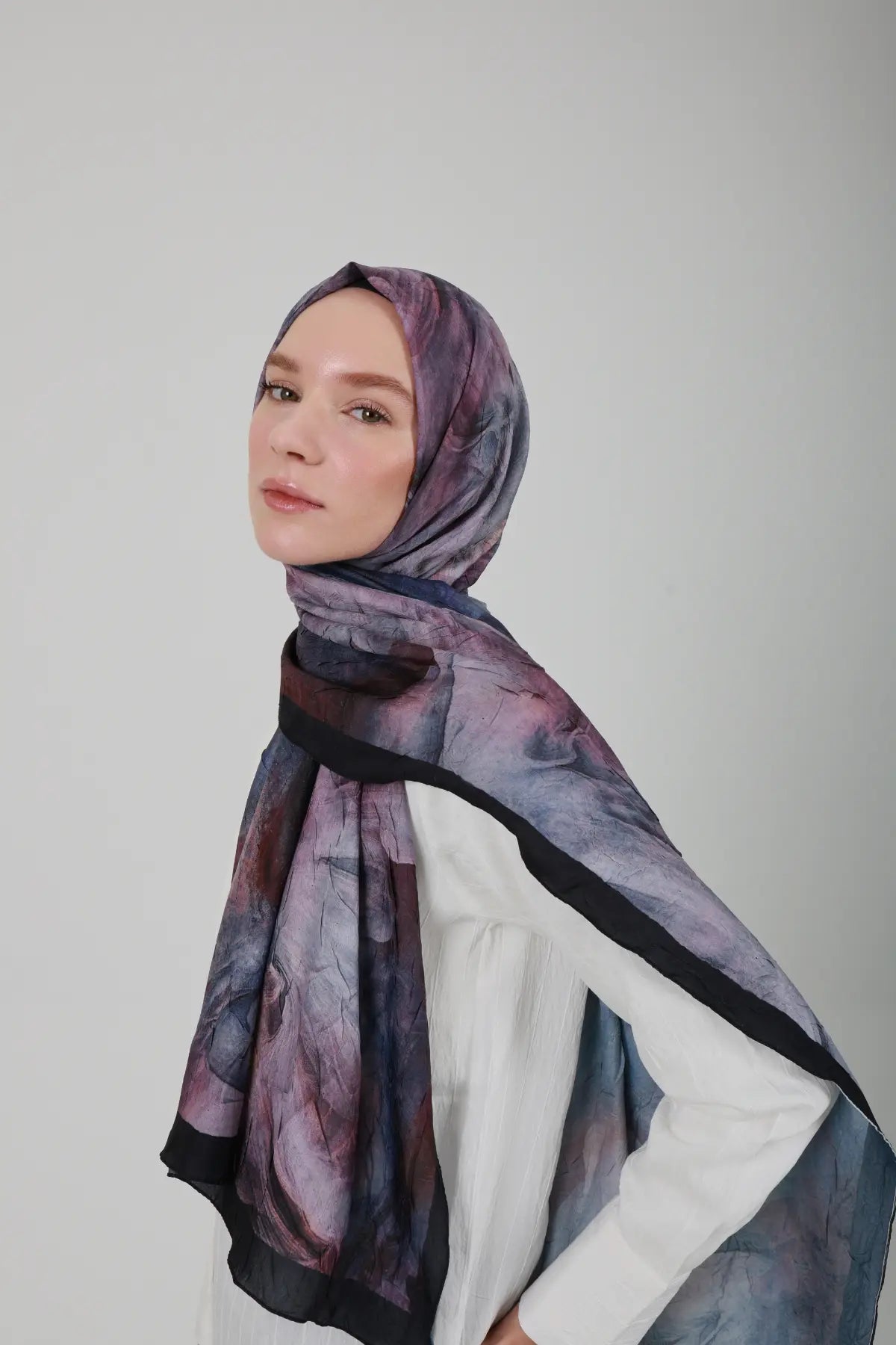 Soyut Desenli Mor Kraş Şal, yan profil – Kardan Rölyef