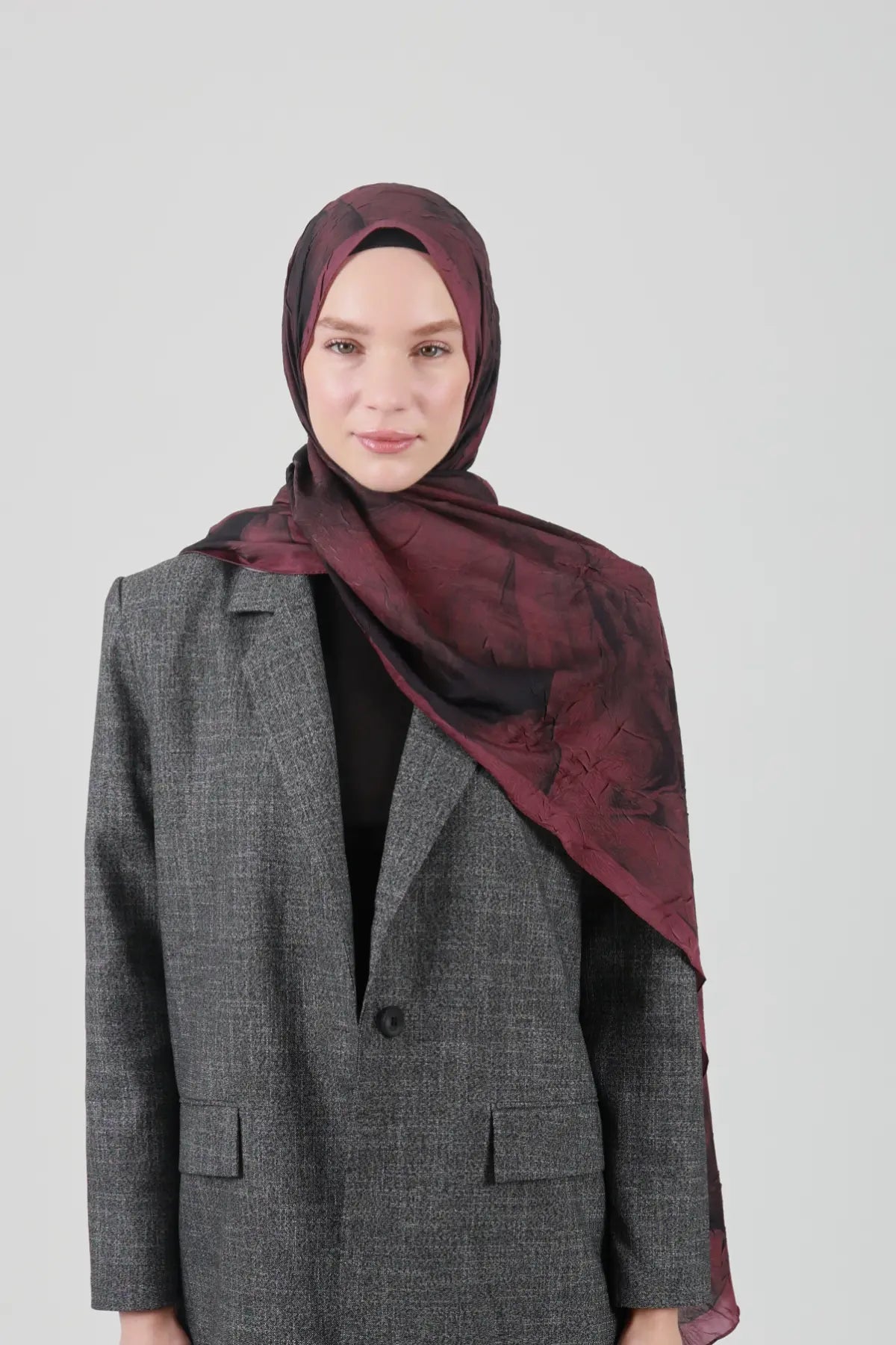Soyut Desenli Mürdüm Kraş Şal, ön görünüm – Kardan Rölyef