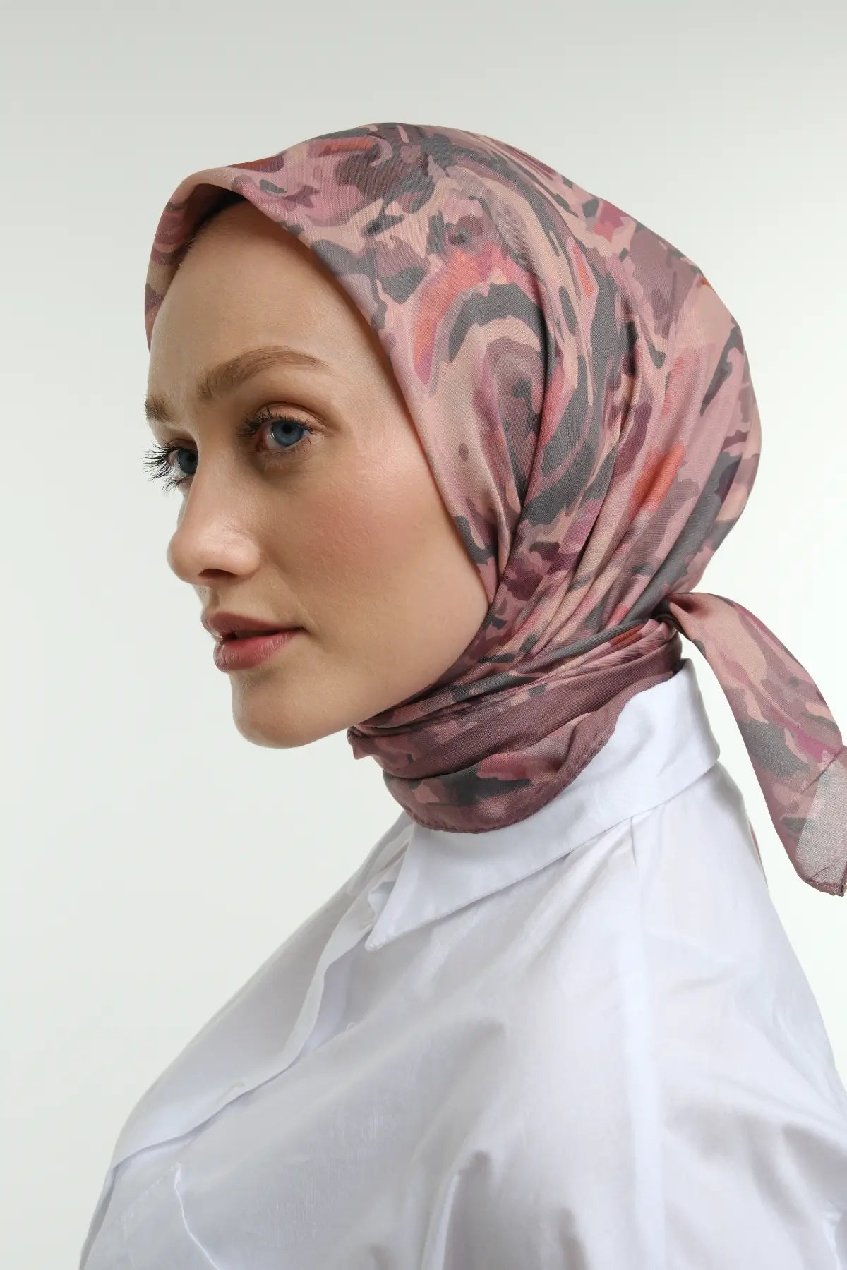 Spiral Desenli Krem Pudra Eşarp, sol profil yakın çekim – Kardan Urban Edit