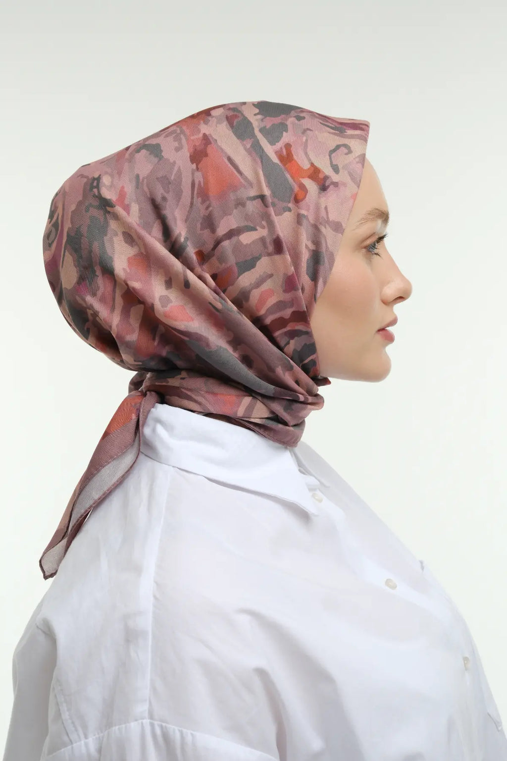 Spiral Desenli Krem Pudra Eşarp, sağ profil yarım boy – Kardan Urban Edit