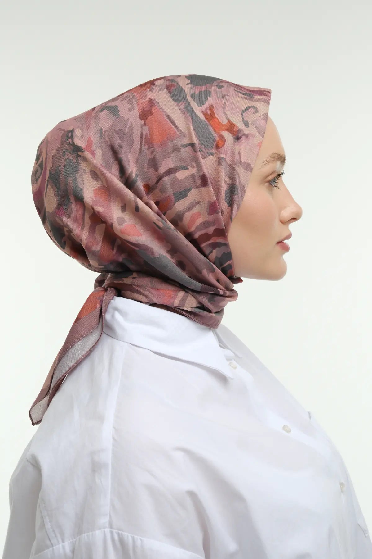 Spiral Desenli Krem Pudra Eşarp, sağ profil yarım boy – Kardan Urban Edit