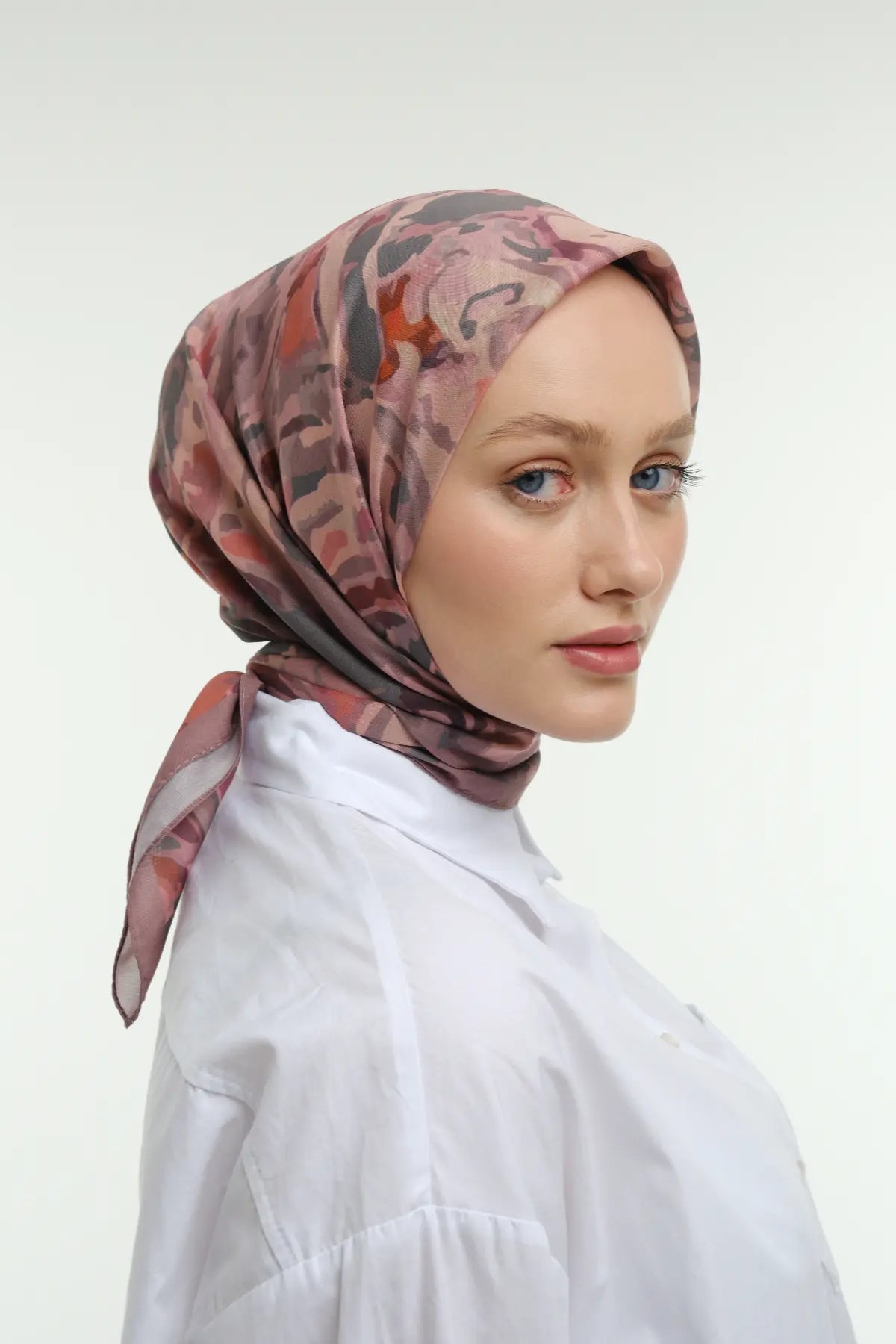 Spiral Desenli Krem Pudra Eşarp, sol 3/4 ön yarım boy düğüm solda – Kardan Urban Edit