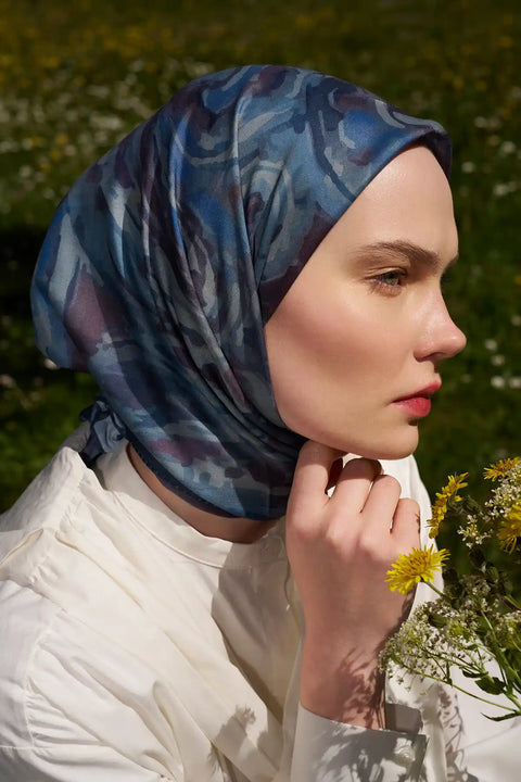 Spiral Desenli Mavi Eşarp, sol profil yakın çekim çiçek buketi ile açık hava – Kardan Urban Edit