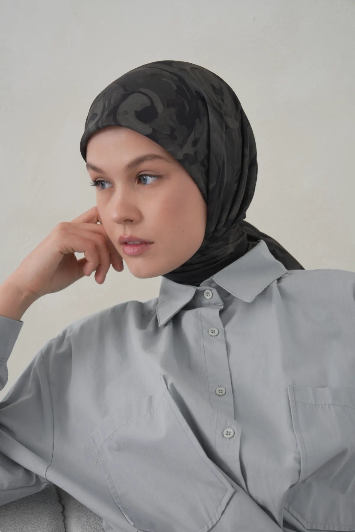 Spiral Desenli Koyu Haki Eşarp, arka tam boy çekim stüdyo gri gömlek – Kardan Urban Edit