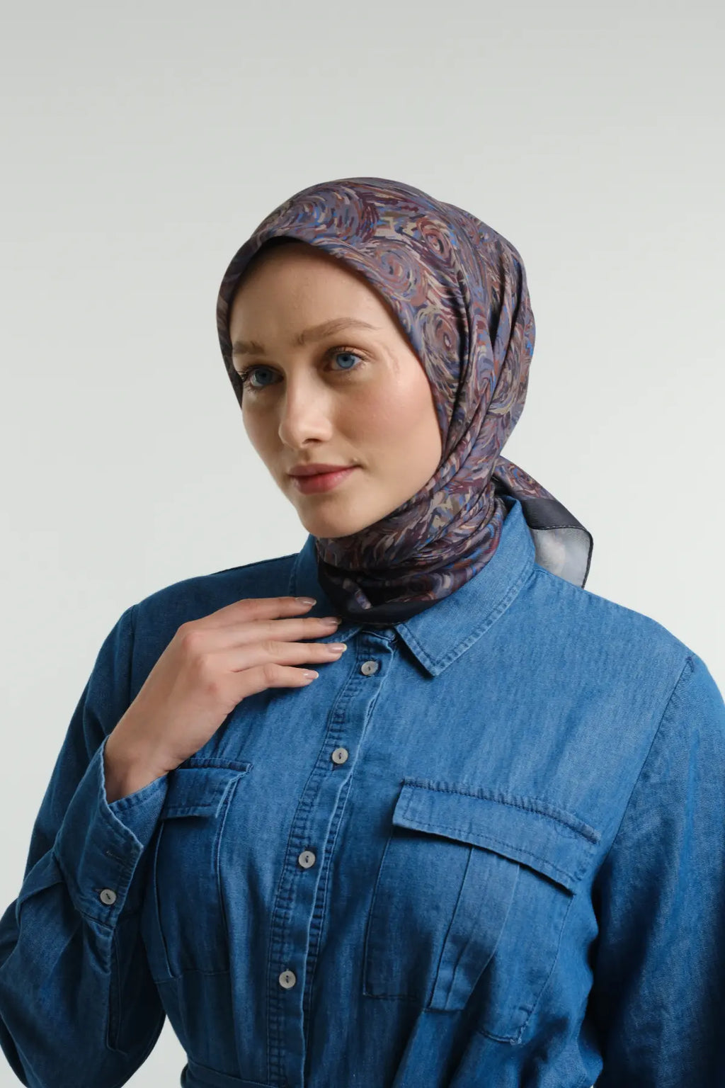 Vera Desenli Nefti Yeşili Eşarp, tam boy profil denim elbise – Kardan Urban Edit