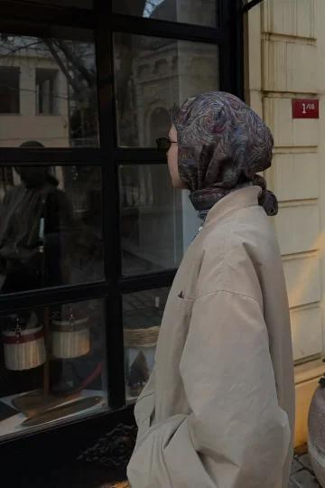 Vera Desenli Nefti Yeşil Şal, desen detay yakın çekim – Kardan Mist