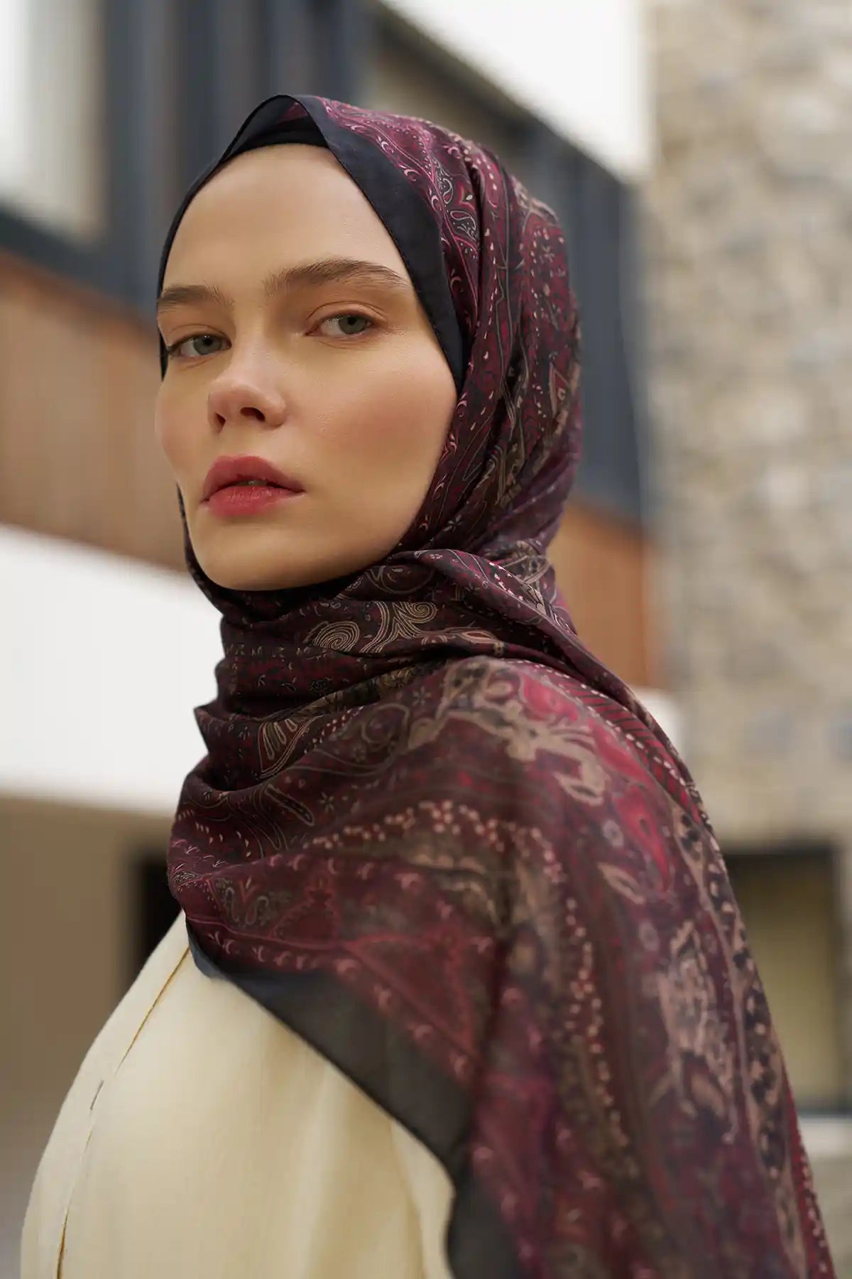 Boteh Desenli Bordo Şal, bağlama detayı yan görünüm – Kardan