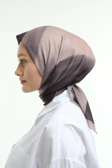 Degrade Kül Vizon Eşarp, sol profil tam boy çekim stüdyo degrade renk geçişi – Kardan Urban Edit
