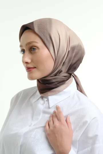 Degrade Desenli Vizon Bej Eşarp, yarım boy sol 3/4 ön el göğüste – Kardan Urban Edit