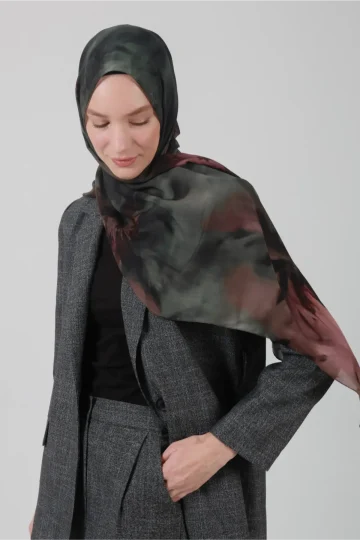 Kozmos Desenli Yeşil Bordo Şal, ön görünüm blazer kombinli – Kardan The Morning Edit