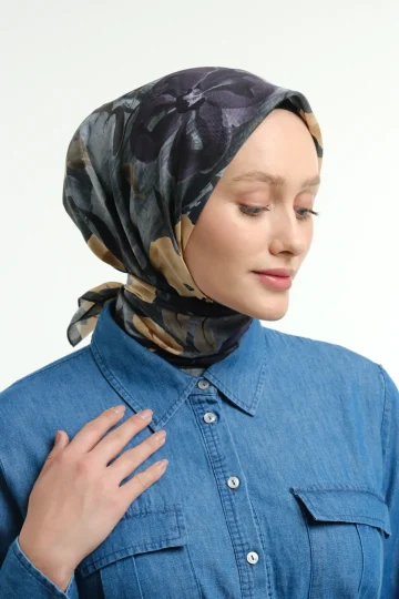Laura Desenli Antik Haki Eşarp, sol 3/4 ön yakın çekim el göğüste aşağı bakış – Kardan Urban Edit