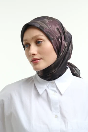Laura Desenli Antrasit Mürdüm Eşarp, ön yakın çekim portre stüdyo beyaz gömlek – Kardan Urban Edit