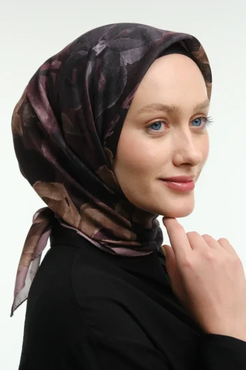 Laura Desenli Bordo Vizon Eşarp, ön yakın çekim yüz siyah gömlek – Kardan Urban Edit