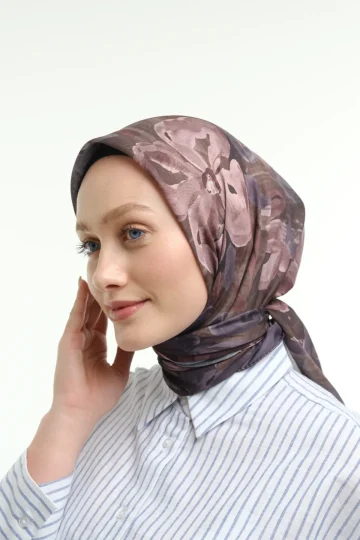 Laura Desenli Pudra Vizon Eşarp, sol 3/4 yakın çekim el yüze yakın stüdyo – Kardan Urban Edit