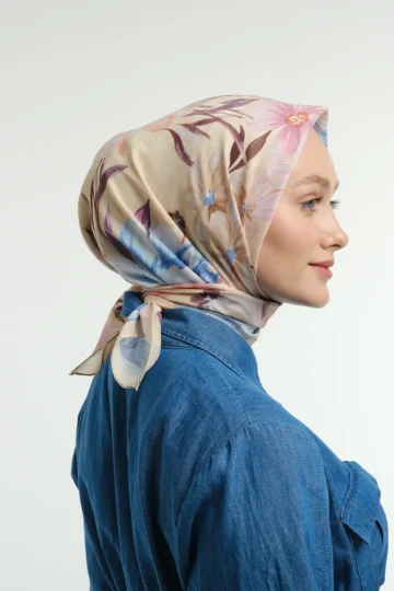Lavin Desenli Kum Pudra Eşarp, sol profil tam boy çekim stüdyo denim elbise – Kardan Urban Edit