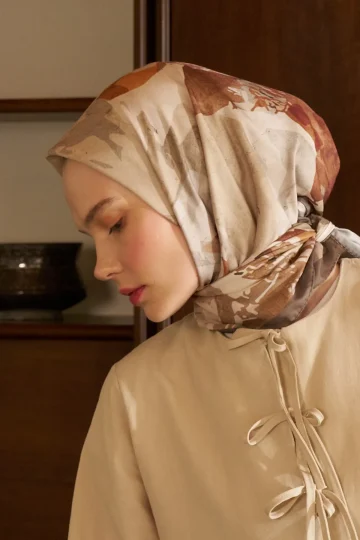 Mila Desenli Toprak Yeşili Eşarp, profil yakın çekim aşağı bakış iç mekan – Kardan Urban Edit