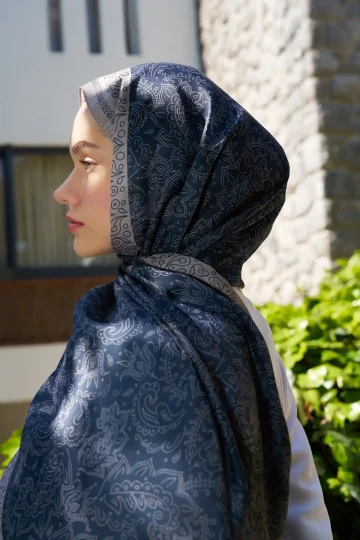 Rosa Desenli Lacivert Şal, desen detay yakın çekim – Kardan Mist