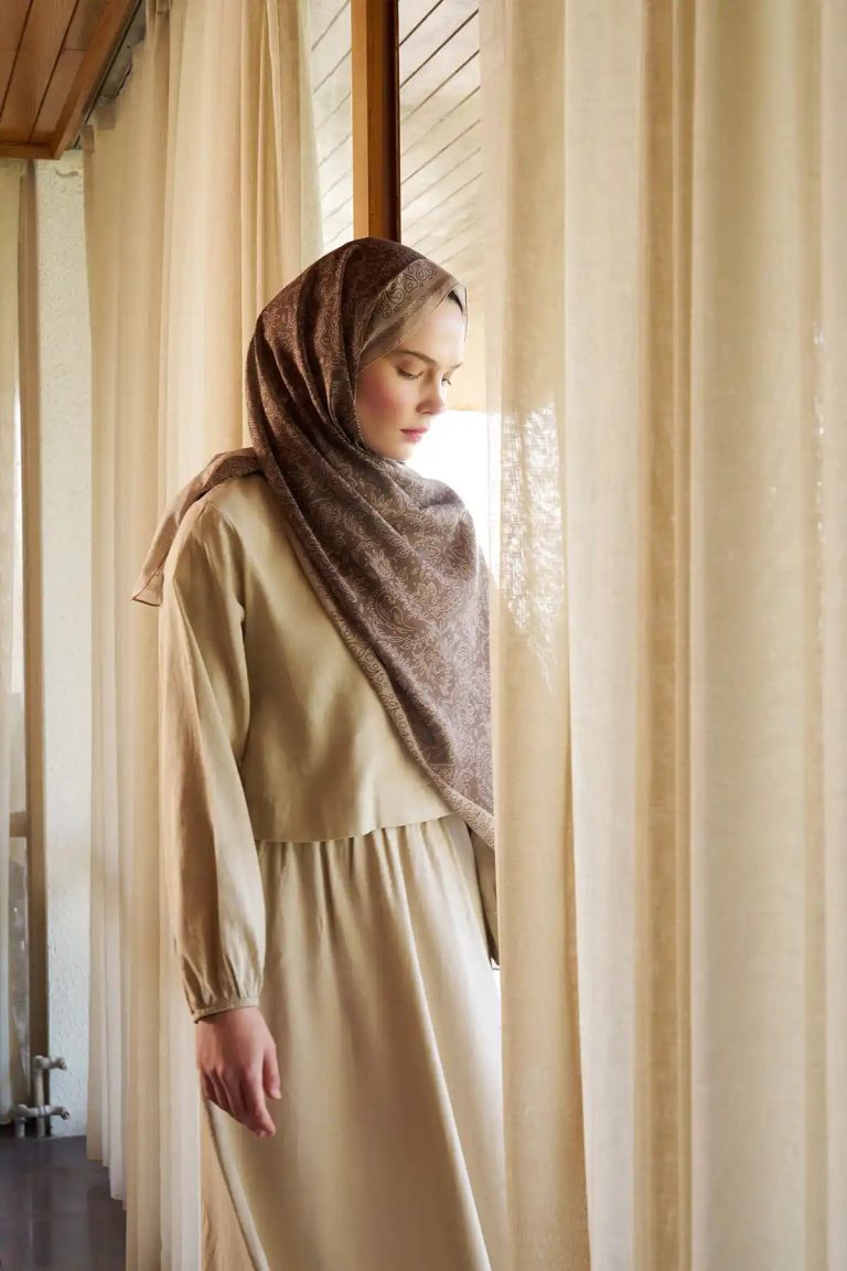 Rosa Safran Şal, tam boy ön görünüm – Kardan Mist