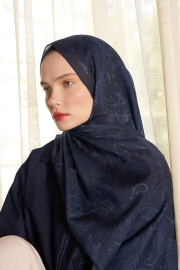 Paisley Desenli Lacivert Şal, yarım boy yan görünüm – Kardan Mist
