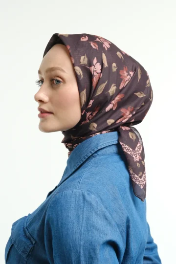 Rosel Desenli Kahve Bordo Eşarp, sol profil tam boy çekim stüdyo denim elbise – Kardan Urban Edit